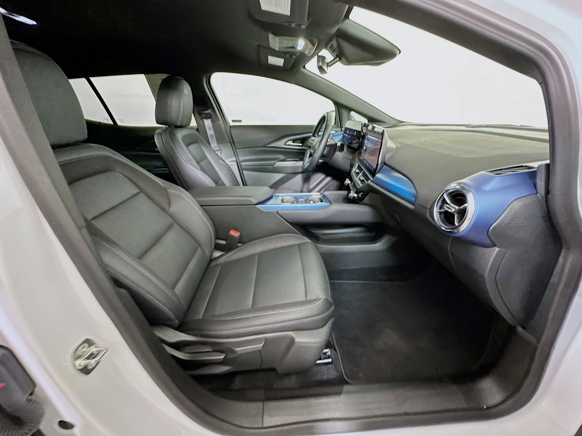 Used 2024 Chevrolet Equinox EV LT FWD image 30