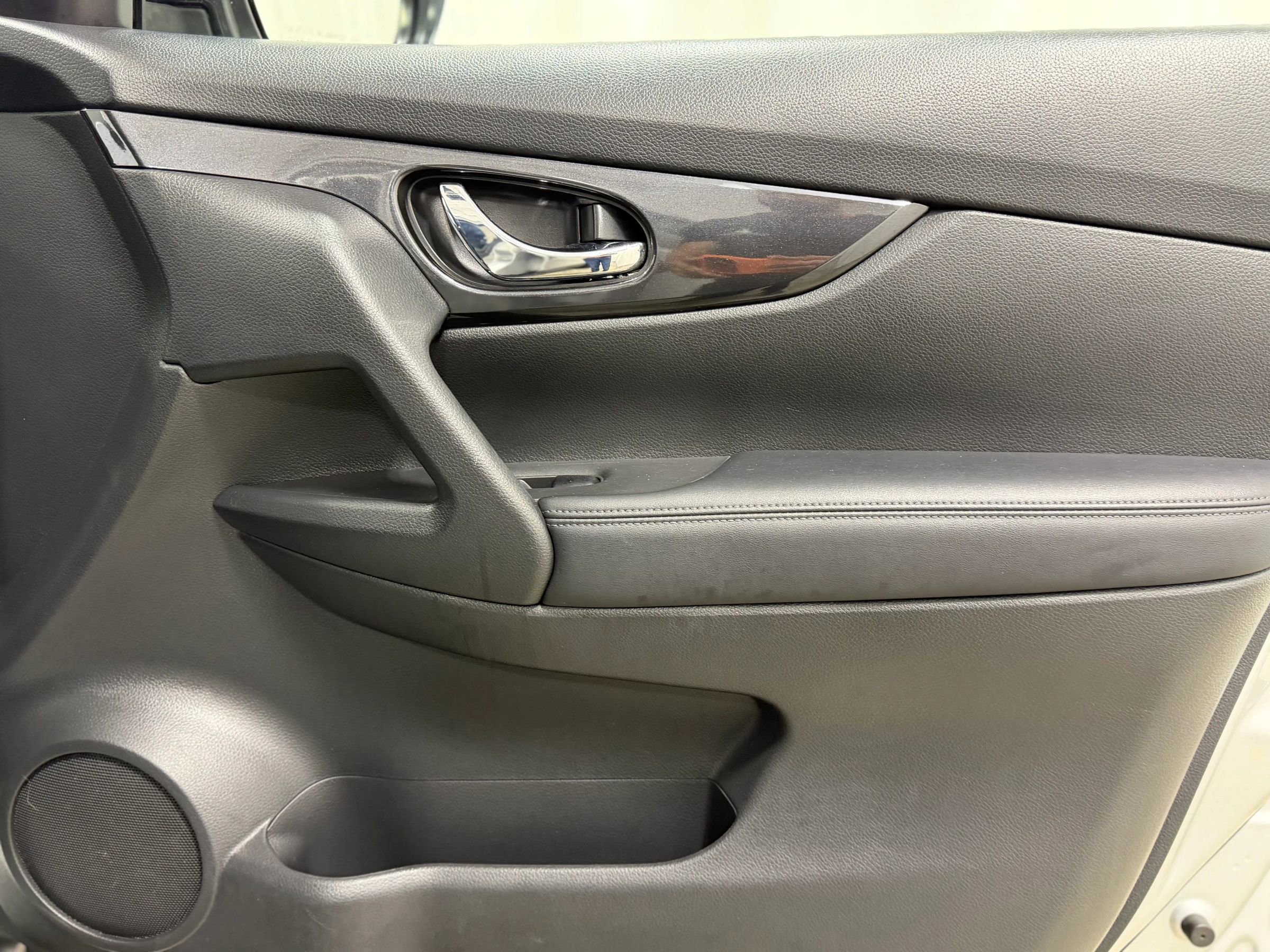 Used 2018 Nissan Rogue SV image 25