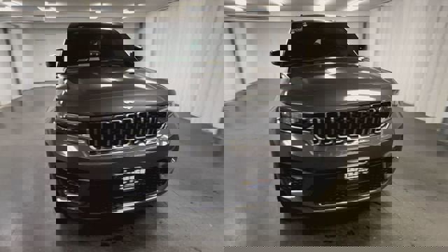 Used 2024 Jeep Grand Cherokee Laredo image 3