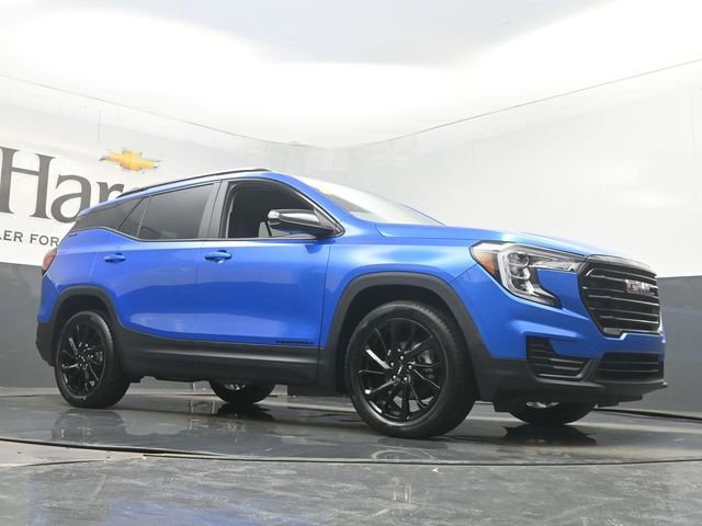 Used 2024 GMC Terrain SLE w/ Driver Convenience Package image 2
