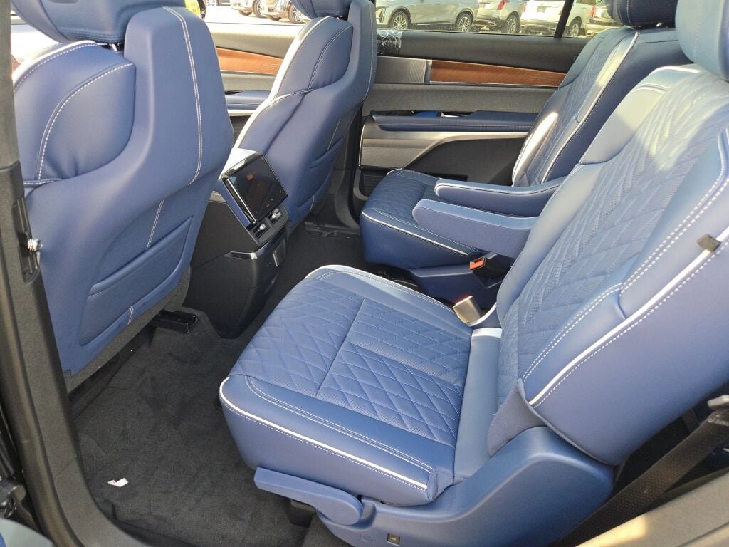 New 2026 Cadillac Vistiq Premium Luxury w/ LPO, Floor Liner Package image 17