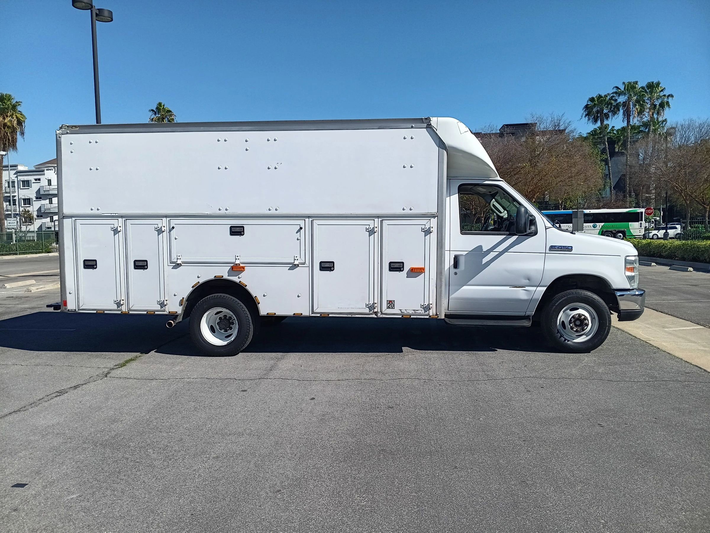 Used 2013 Ford E-450 and Econoline 450 Super Duty w/ Interior Upgrade Pkg RWD image 4