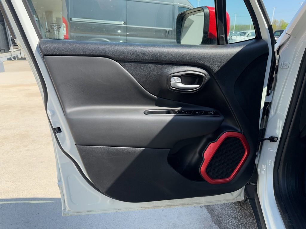 Used 2023 Jeep Renegade Latitude w/ Sun/Sound Group AWD/4WD image 19