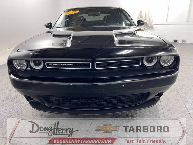 Used 2016 Dodge Challenger SXT RWD image 2