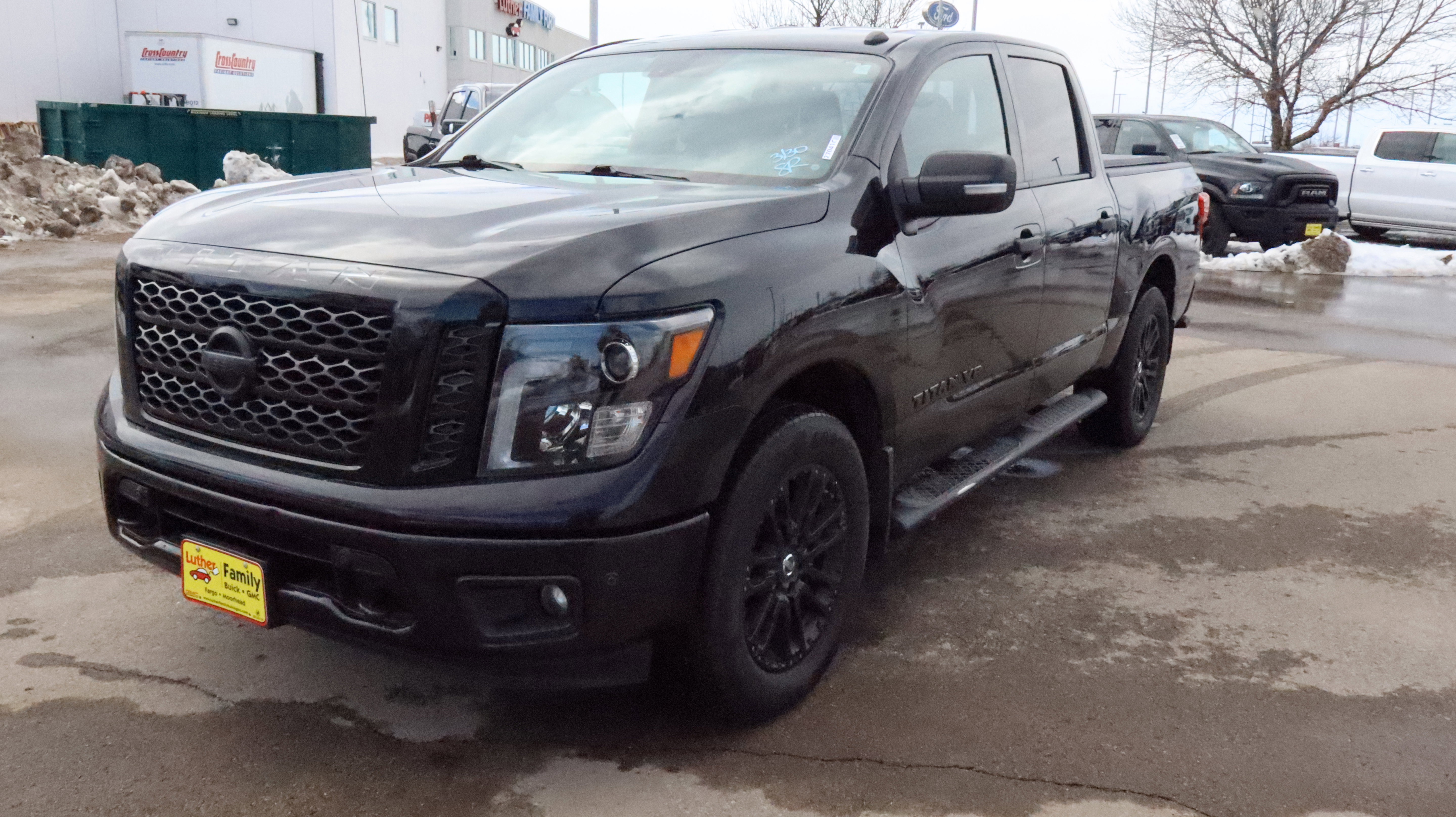 Used 2019 Nissan Titan SV w/ SV Convenience Package image 3