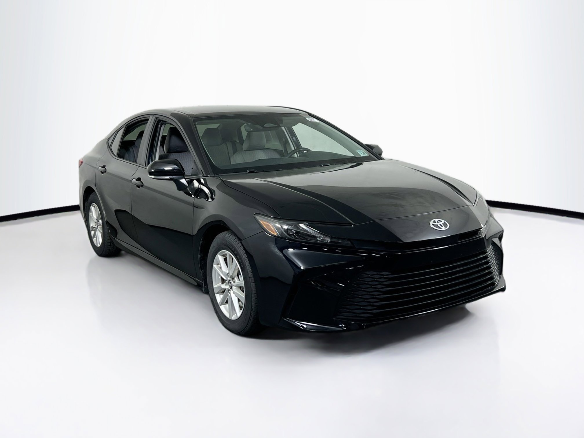 Used 2025 Toyota Camry LE image 3