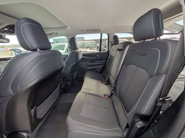 Used 2023 Jeep Grand Cherokee Laredo w/ Luxury Tech Group I AWD/4WD image 15