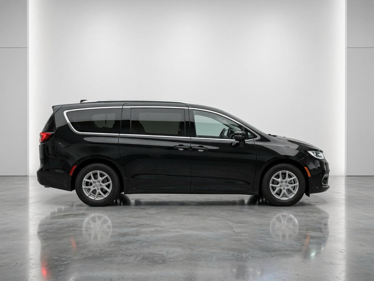 Used 2021 Chrysler Pacifica Touring-L FWD image 6