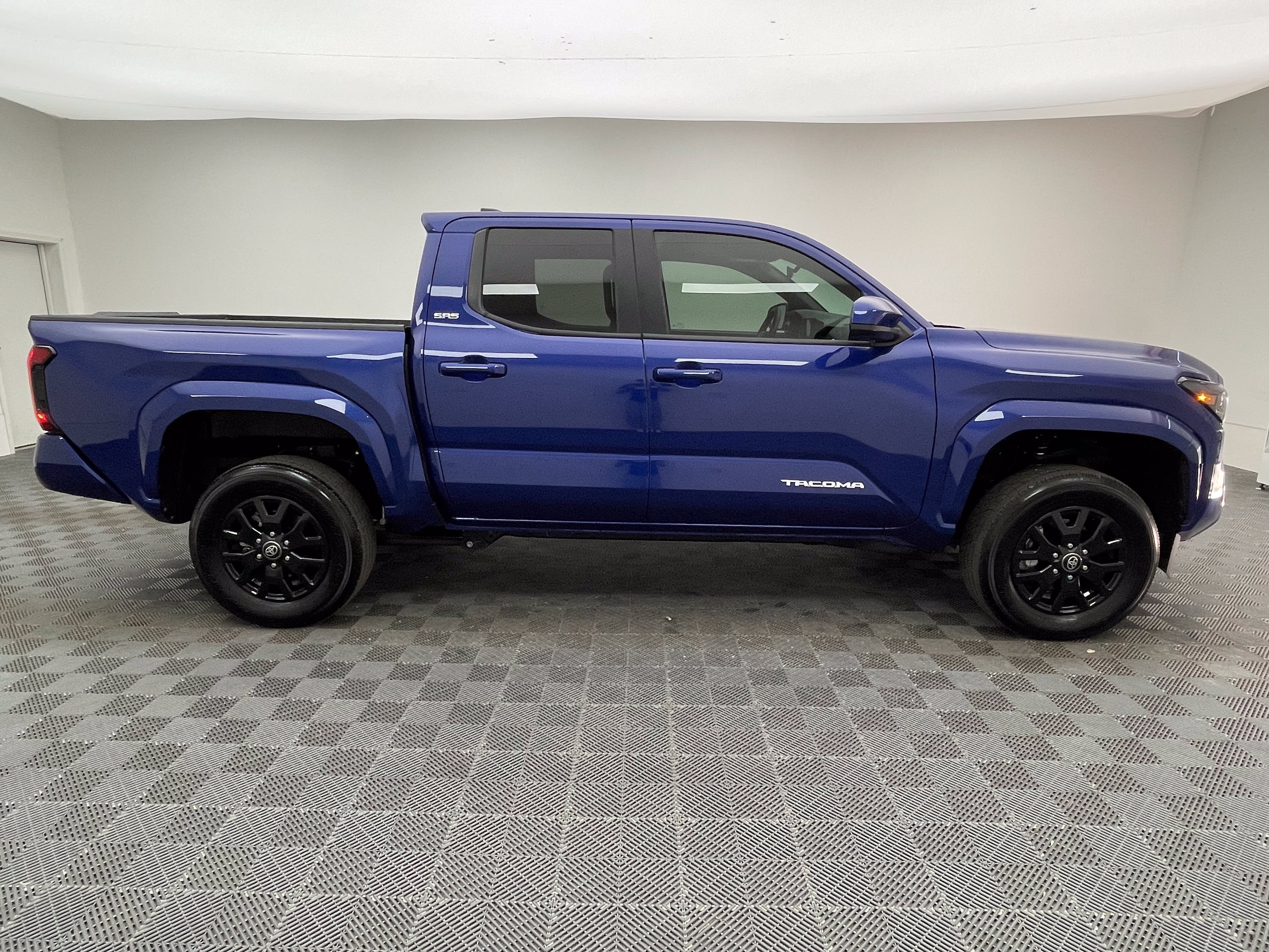 Used 2025 Toyota Tacoma SR5 AWD/4WD image 5