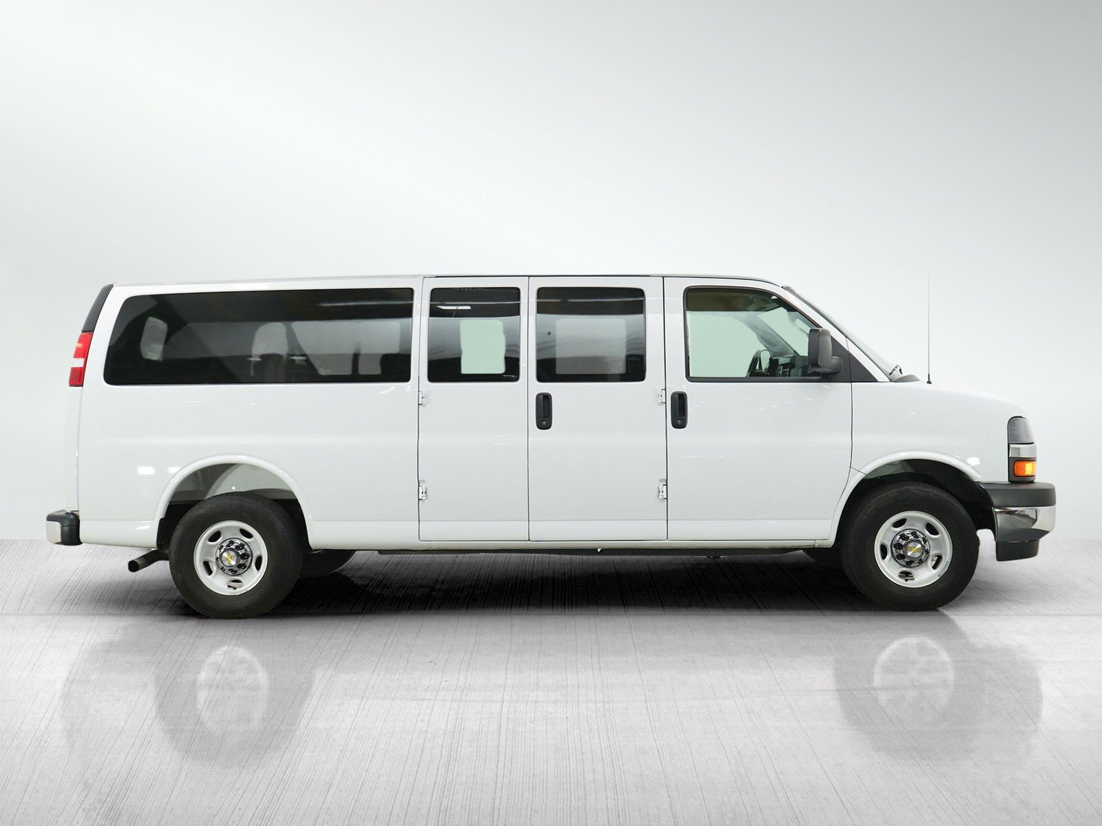 Used 2025 Chevrolet Express 3500 LT w/ LT Preferred Equipment Group RWD image 6