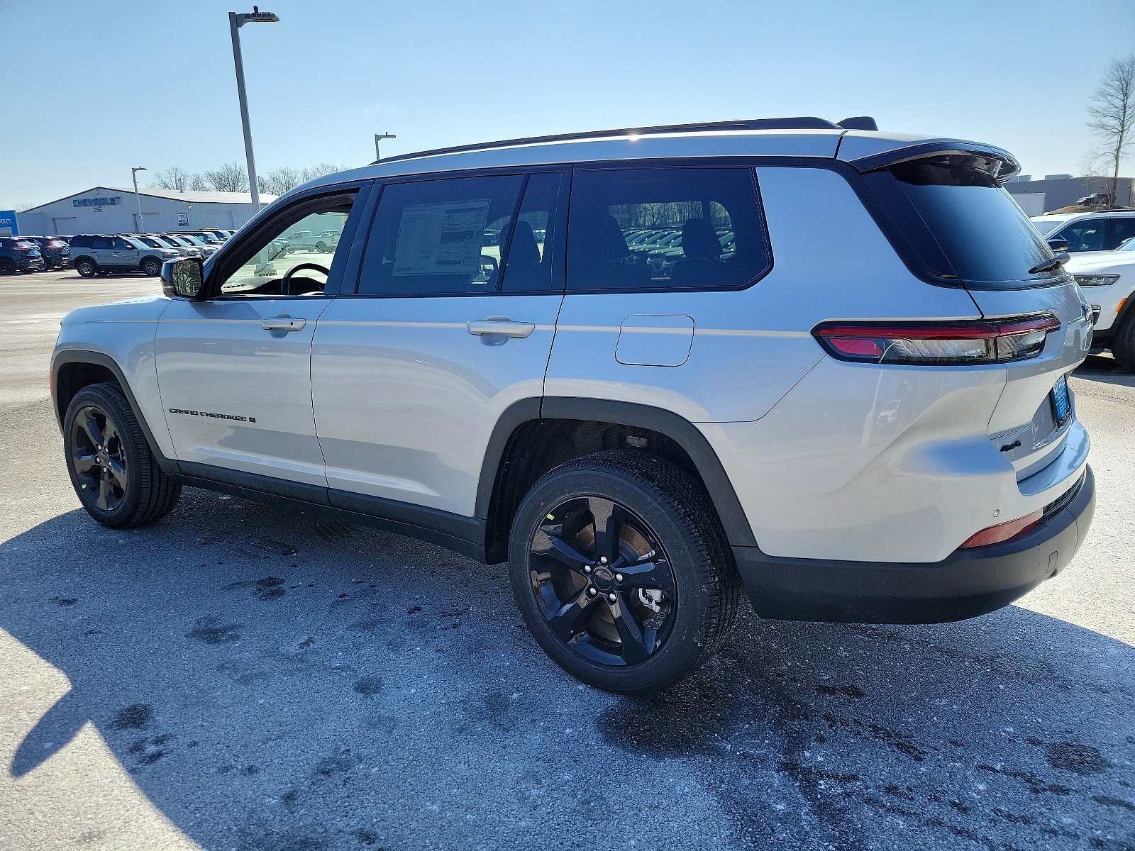 Used 2024 Jeep Grand Cherokee L Laredo image 3