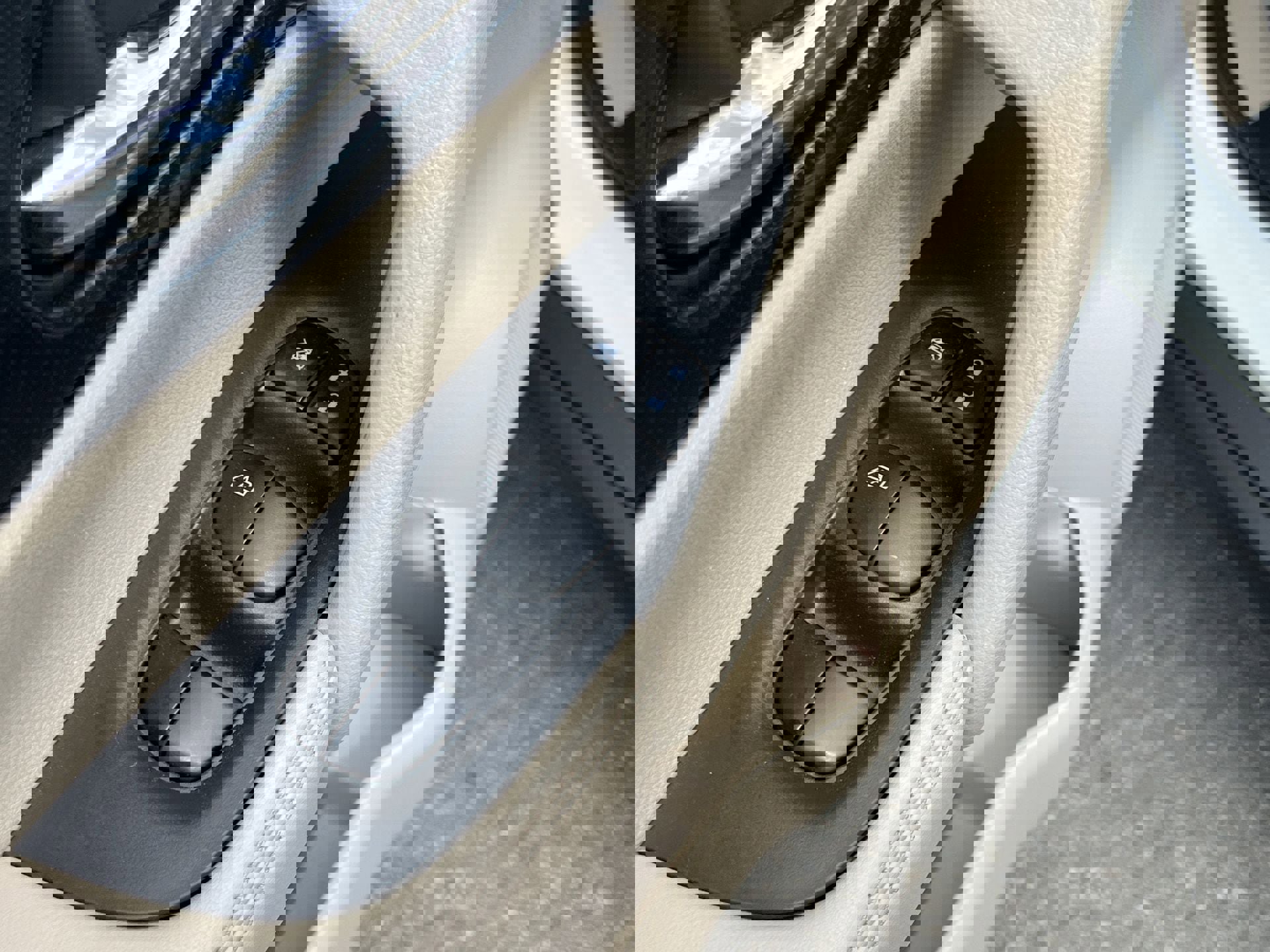 Used 2019 Nissan Rogue SL w/ Premium Package image 16