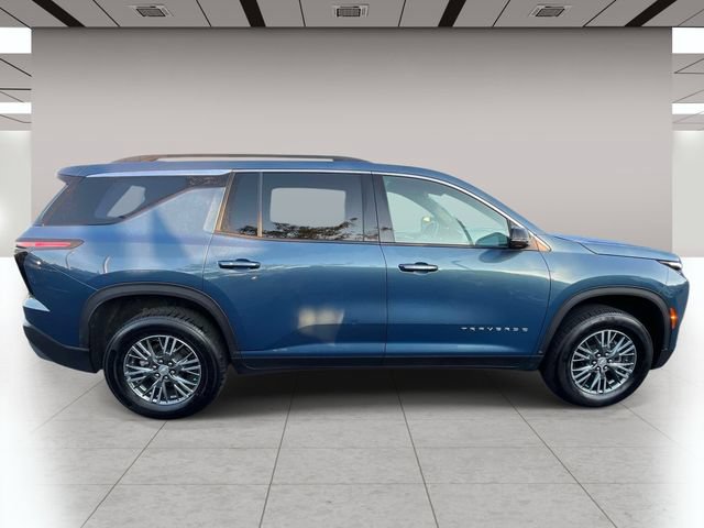 Used 2025 Chevrolet Traverse LT AWD/4WD image 2