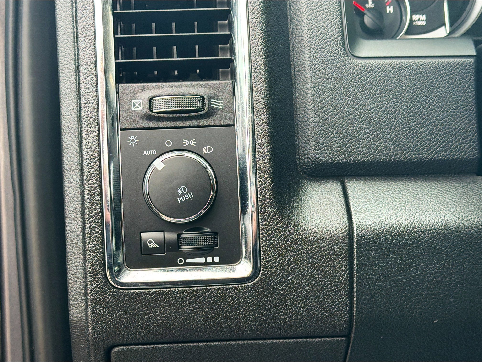 Used 2018 RAM 1500 Laramie w/ Convenience Group AWD/4WD image 16
