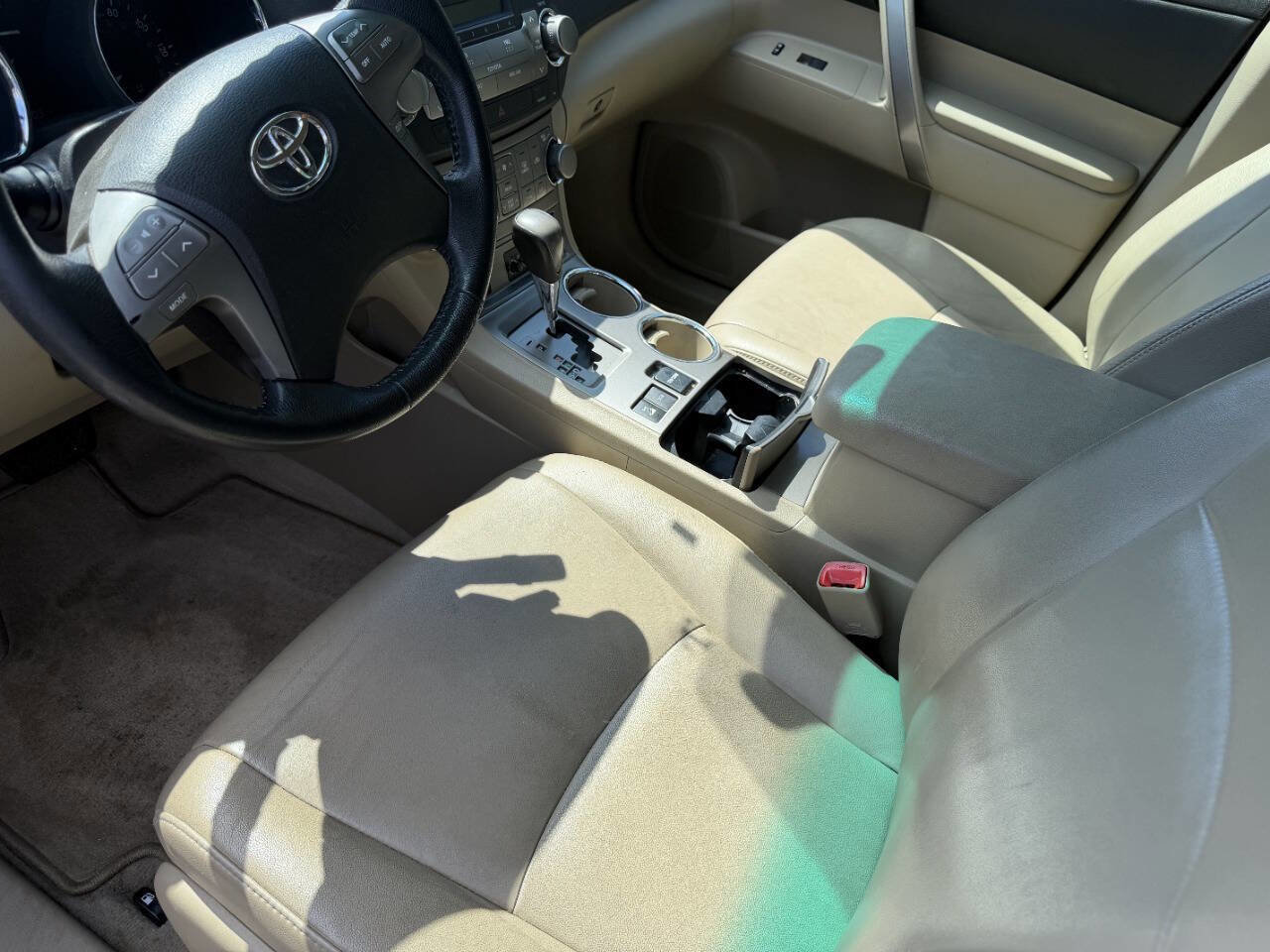 Used 2010 Toyota Highlander SE image 17