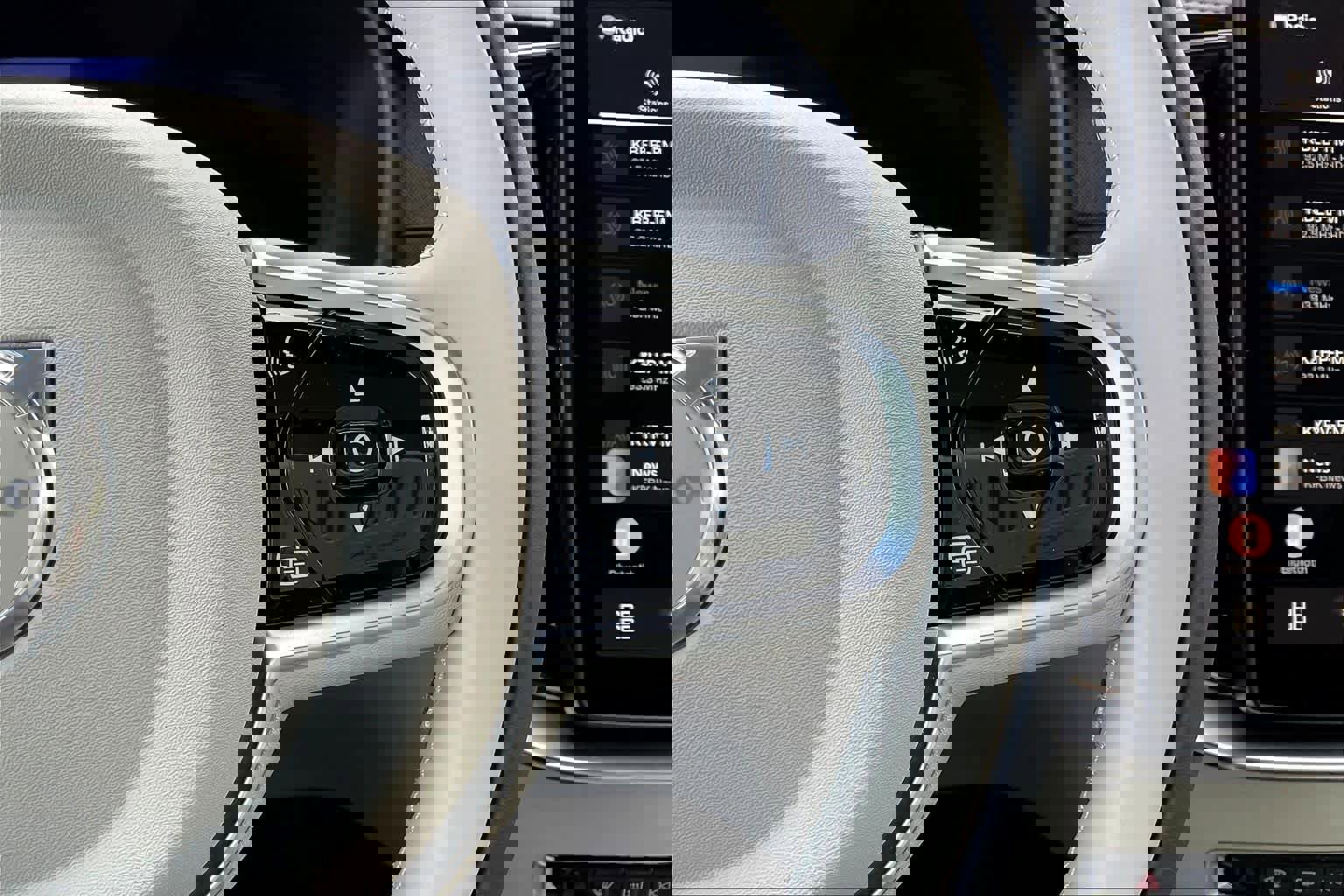 New 2026 Volvo XC90 B6 Ultra w/ Protection Package image 18