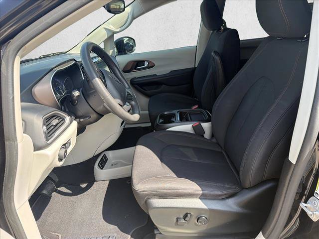 Used 2018 Chrysler Pacifica Touring Plus w/ Tire & Wheel Group FWD image 10