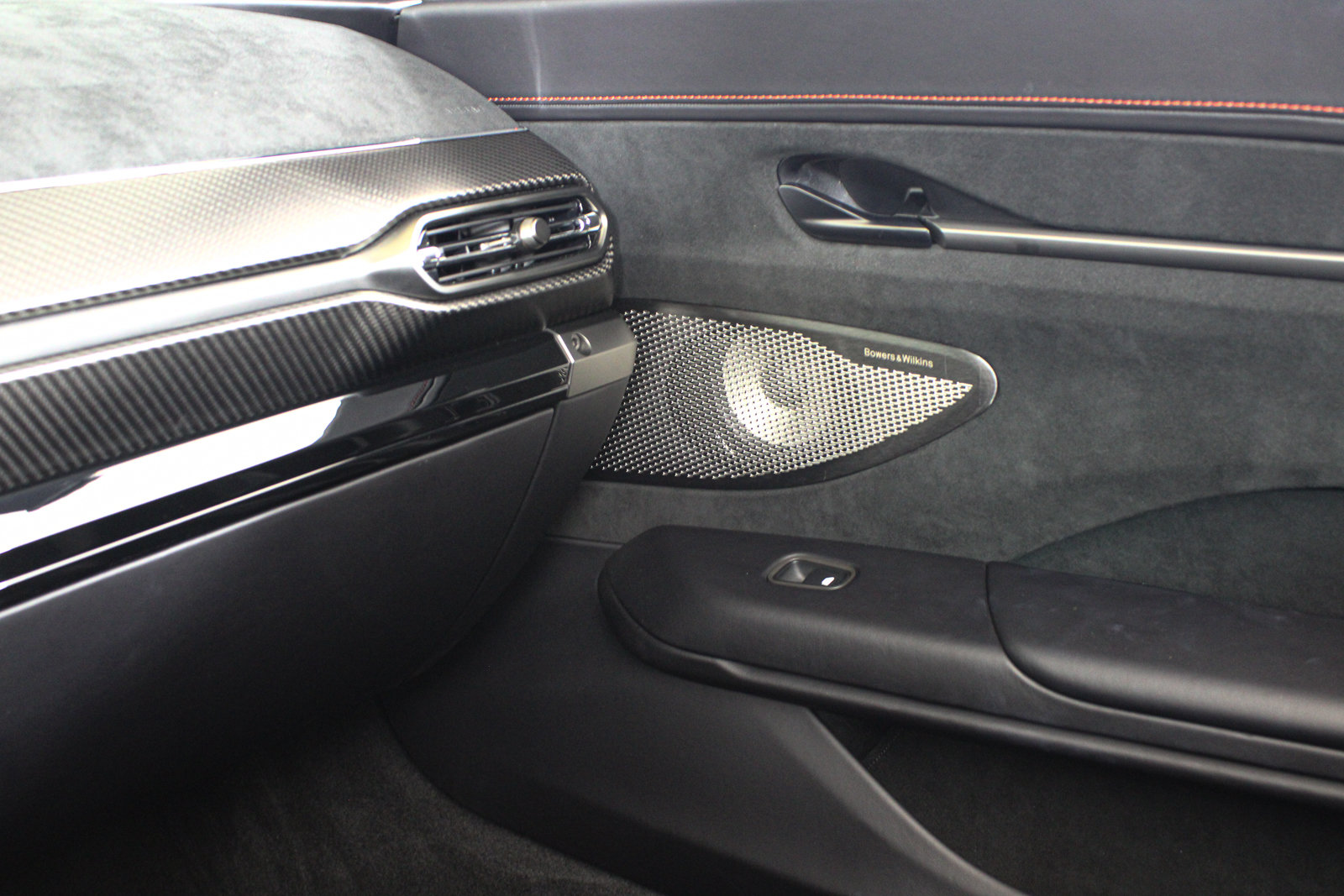 Used 2026 Aston Martin V8 Vantage S RWD image 49