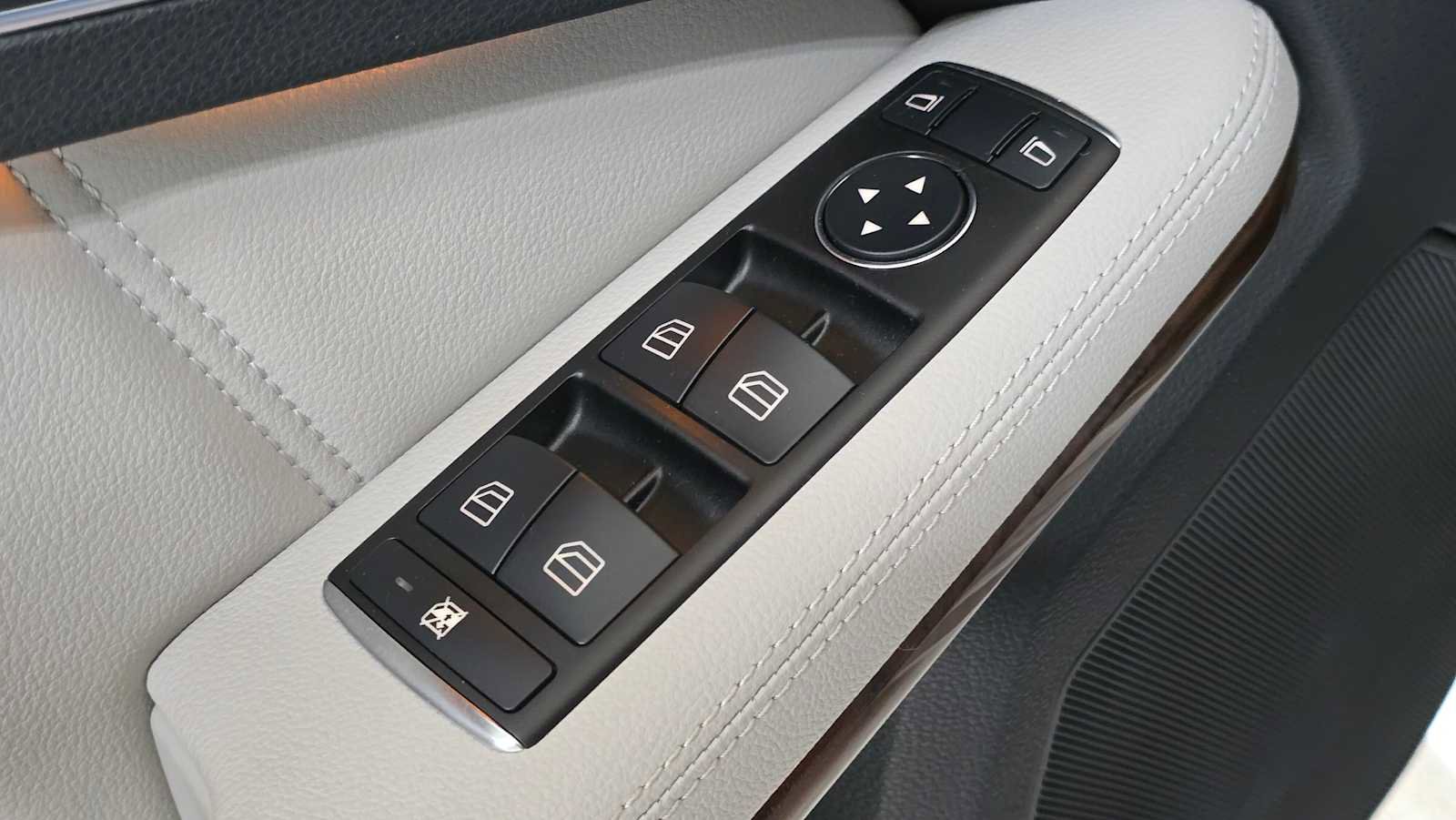 Used 2013 Mercedes-Benz E 350 4MATIC Sedan image 24