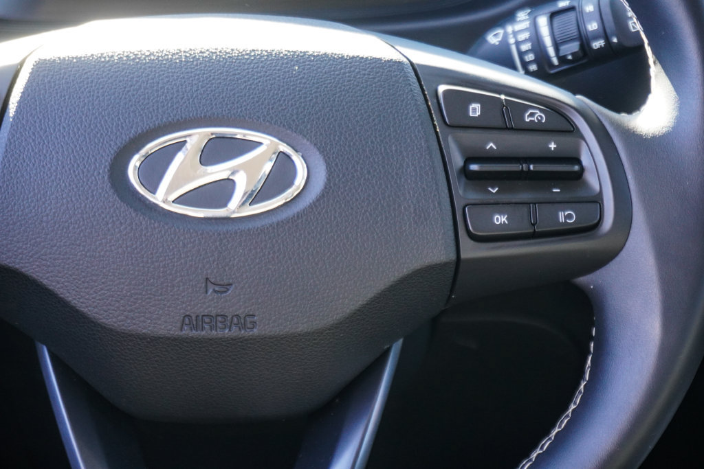 Used 2025 Hyundai Venue Limited FWD image 13