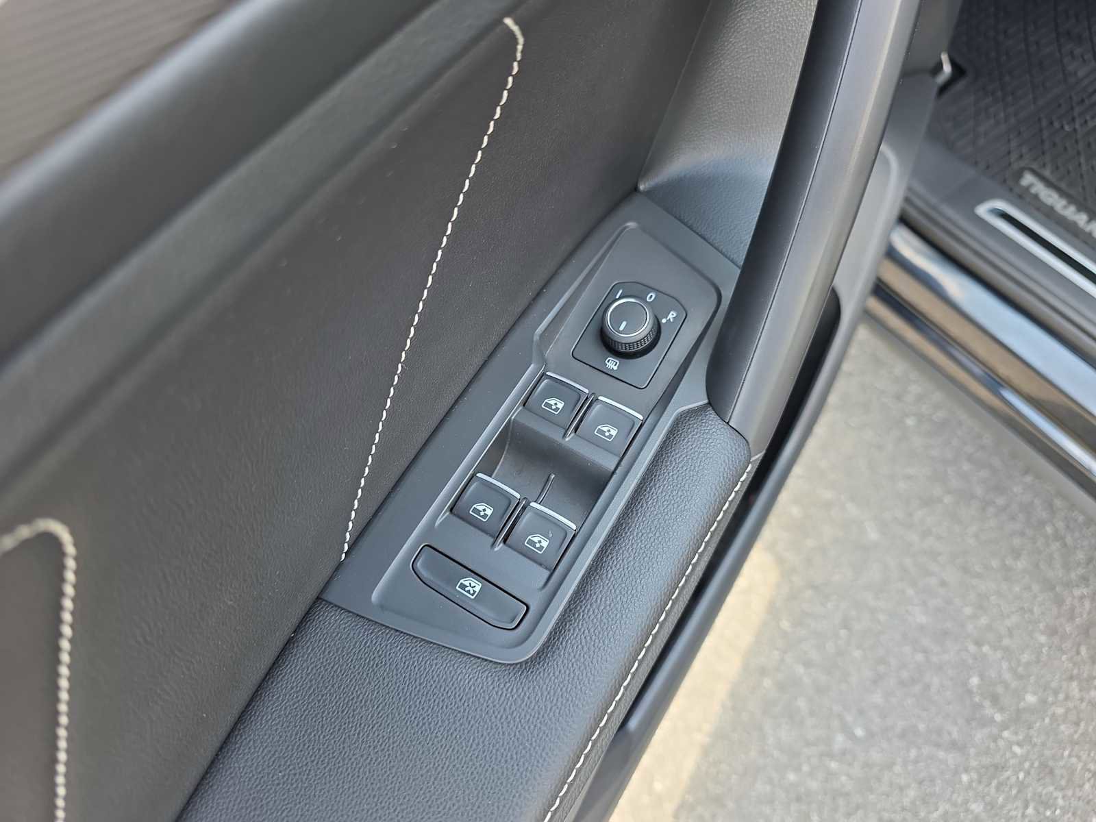 Used 2023 Volkswagen Tiguan SE R-Line image 16