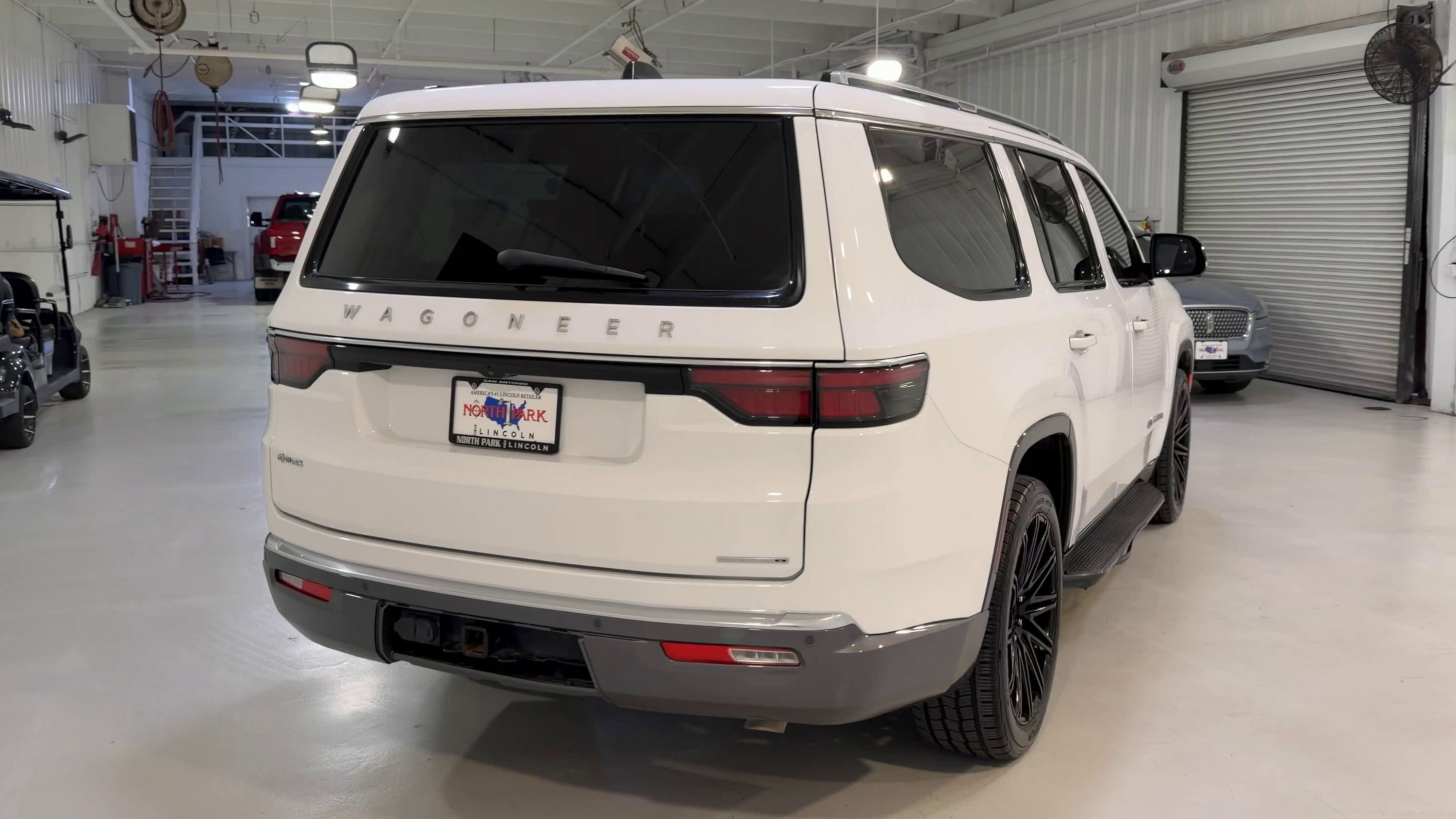 Used 2022 Jeep Wagoneer Series II RWD image 9