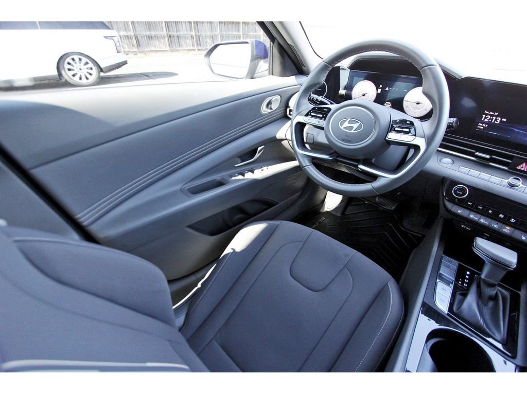 Certified 2025 Hyundai Elantra SEL image 9