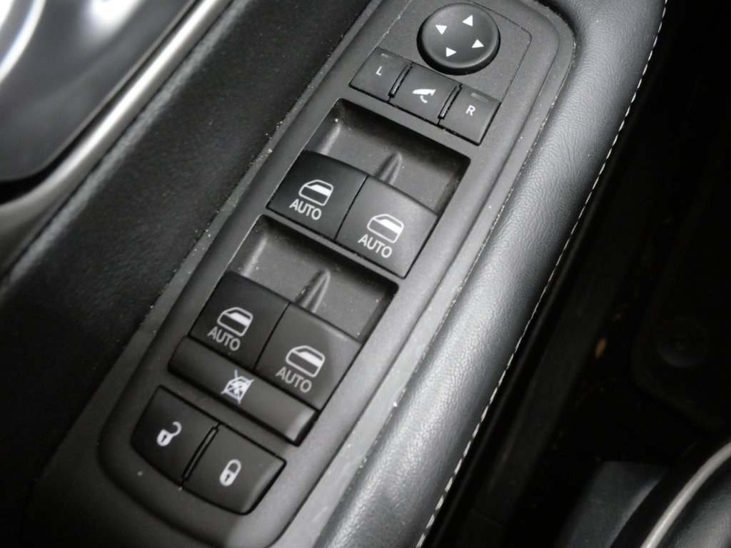 Used 2024 Chrysler Pacifica Limited w/ S Appearance Package FWD image 13