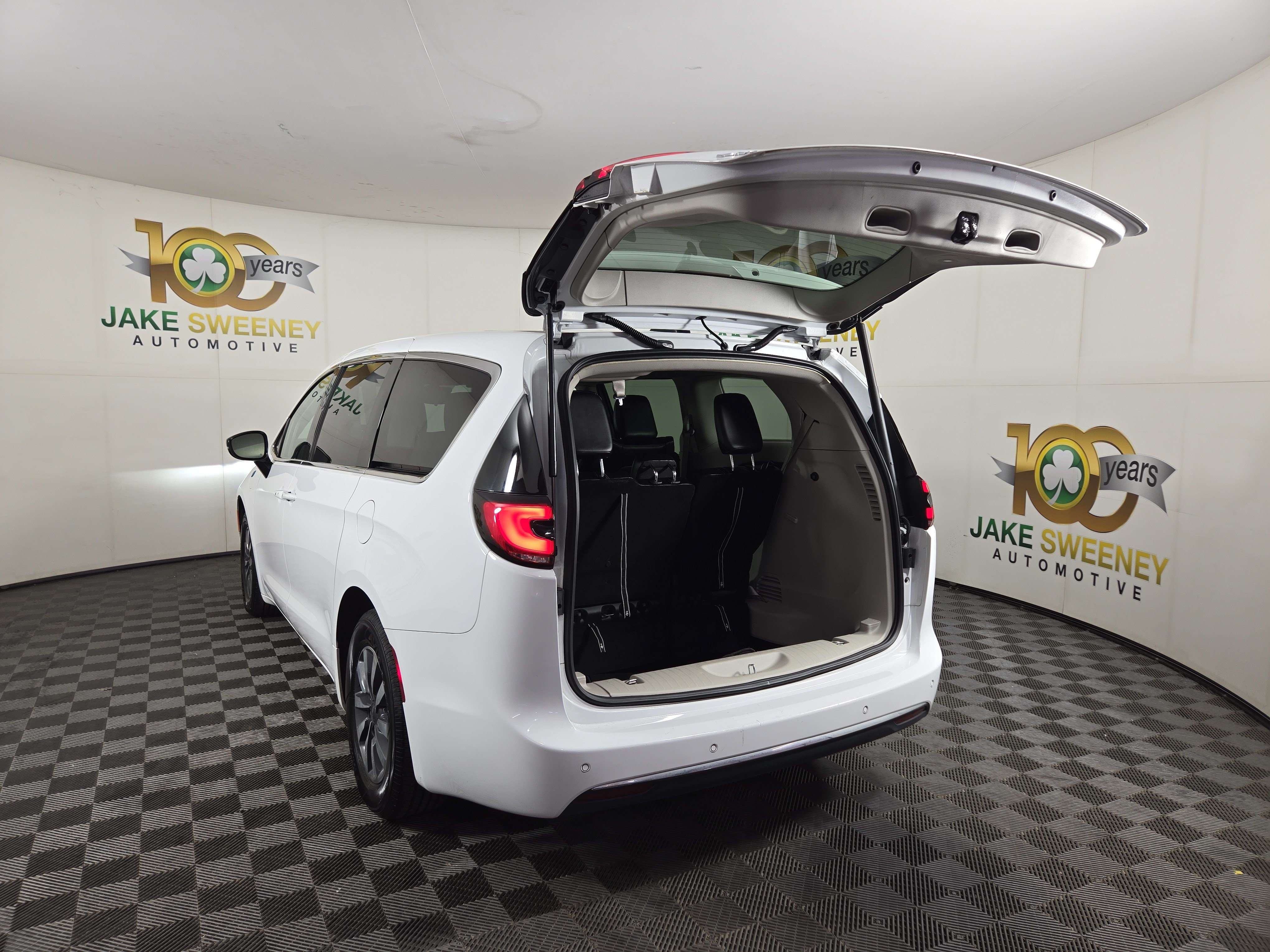 Used 2024 Chrysler Pacifica Limited FWD image 32