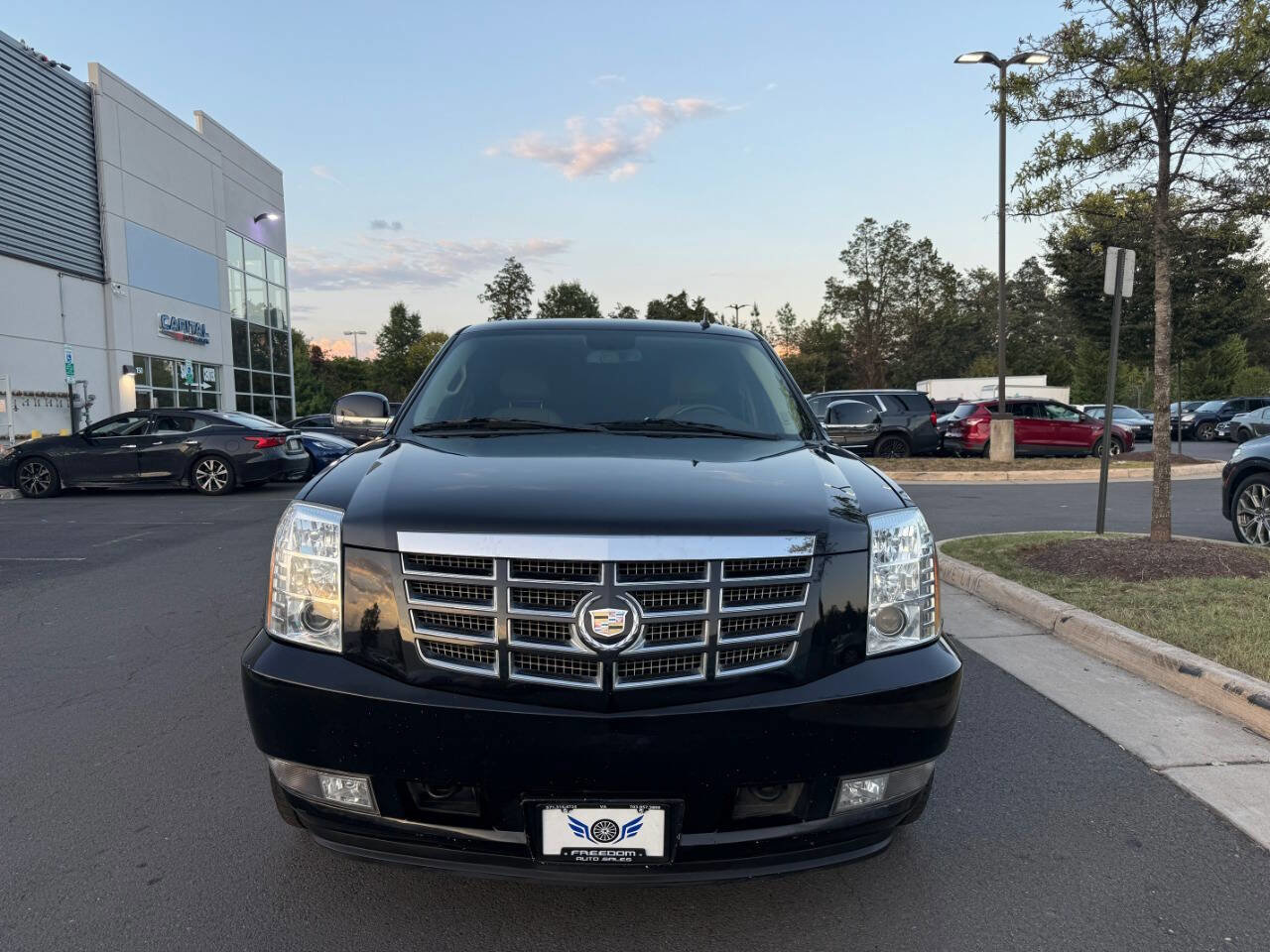 Used 2012 Cadillac Escalade Luxury image 3