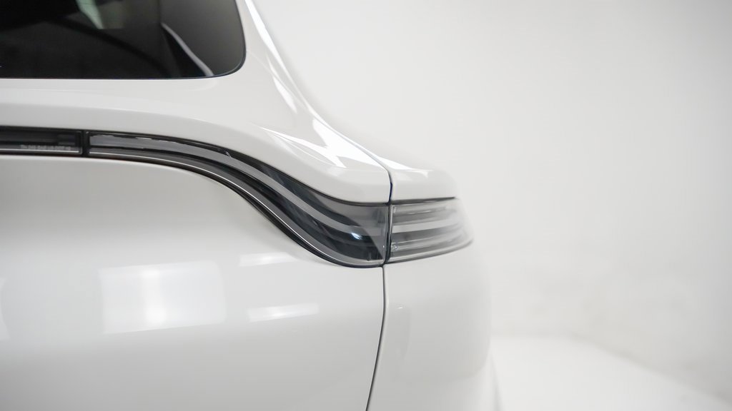 Used 2021 Aston Martin DBX image 12