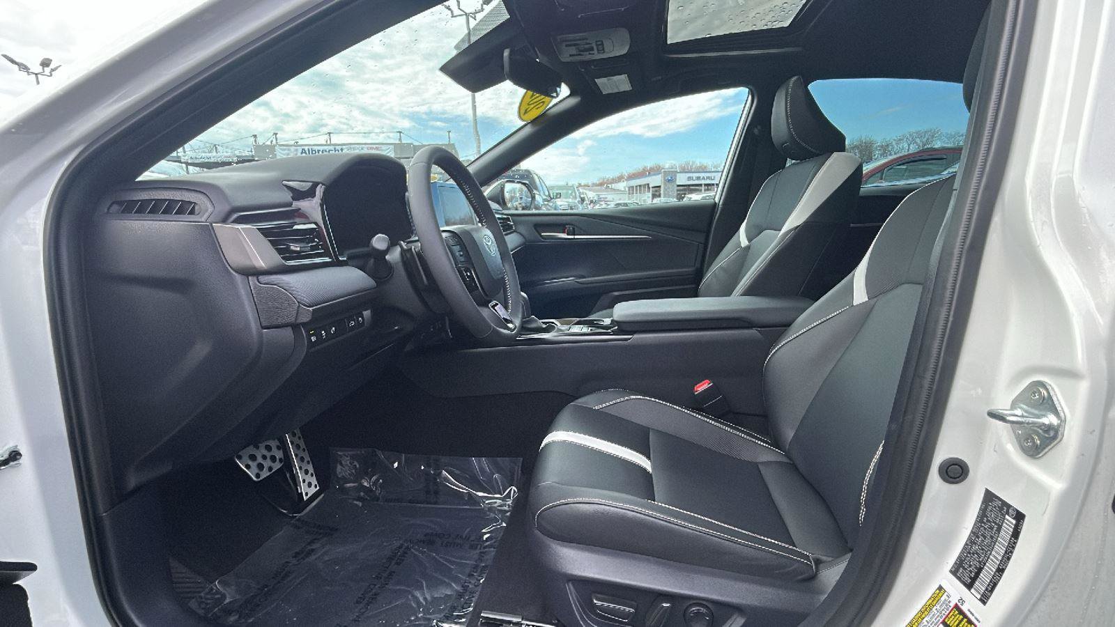 Used 2025 Toyota Camry SE w/ Convenience Package image 30