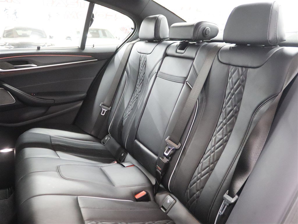 Used 2022 BMW M550i xDrive w/ Executive Package image 16