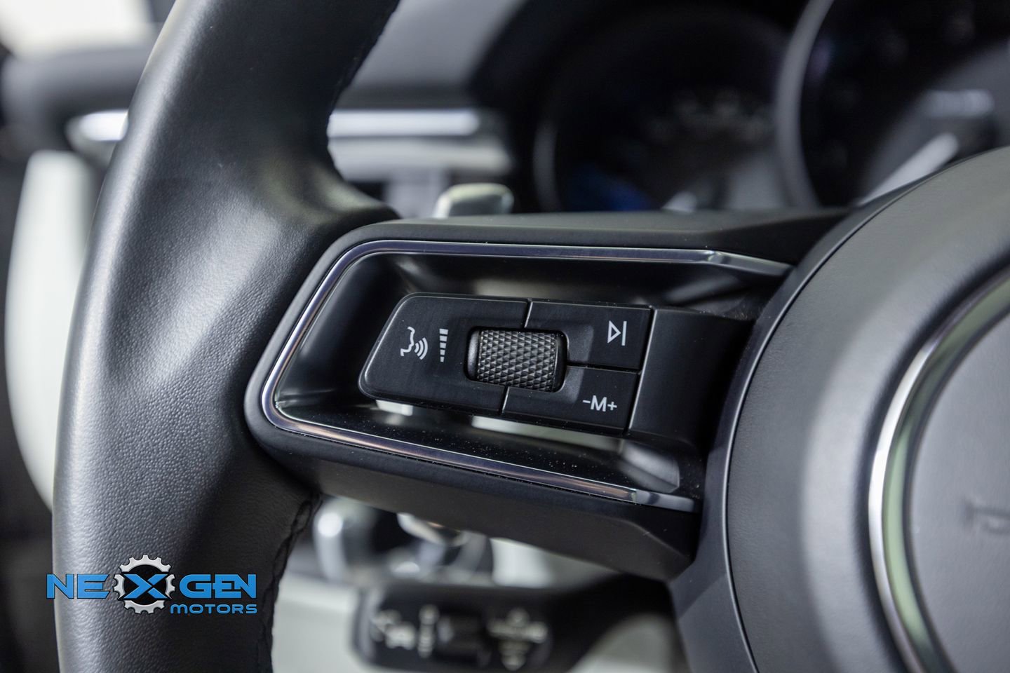 Used 2024 Porsche Macan AWD/4WD image 16