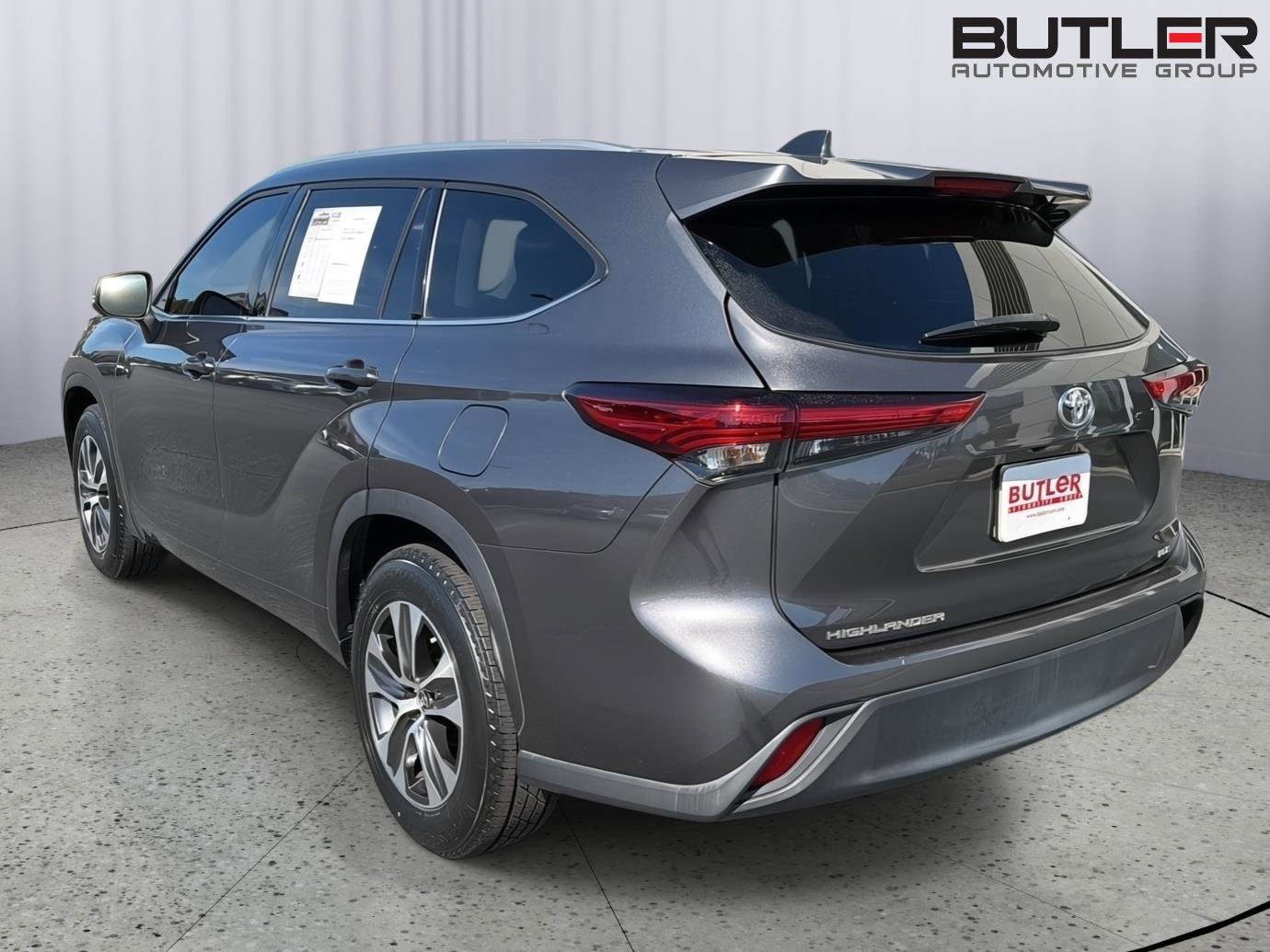Used 2022 Toyota Highlander XLE FWD image 4