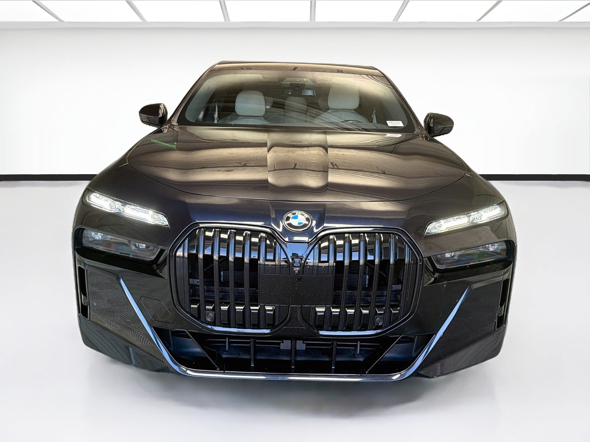 Used 2023 BMW 760i xDrive w/ Executive Package AWD/4WD image 2