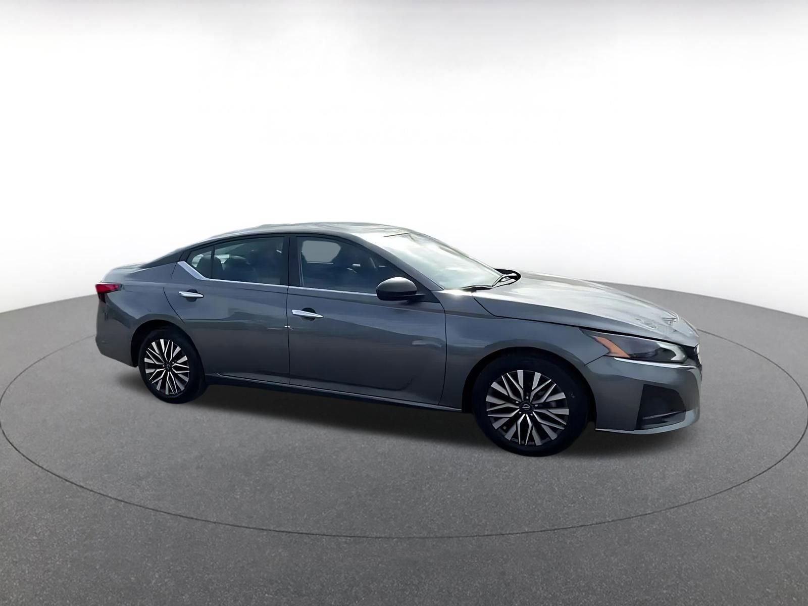 Used 2025 Nissan Altima 2.5 SV image 2