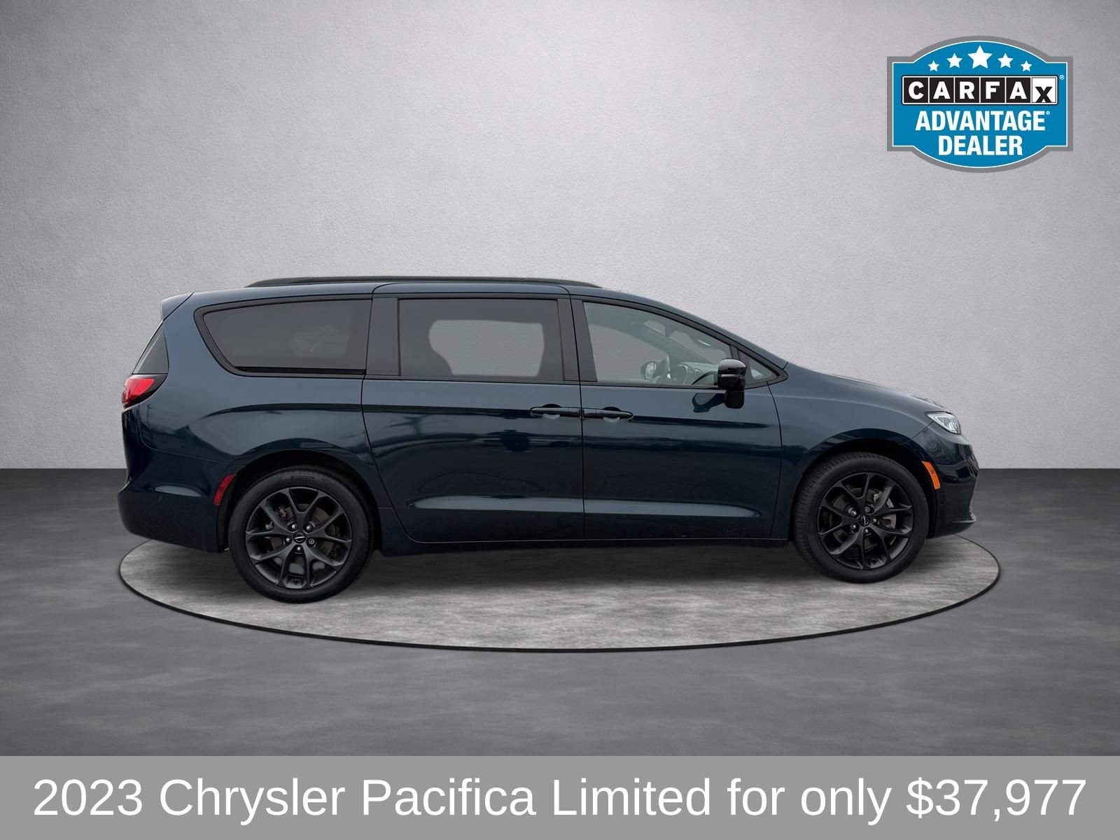 Used 2023 Chrysler Pacifica Limited w/ S Appearance Package image 2