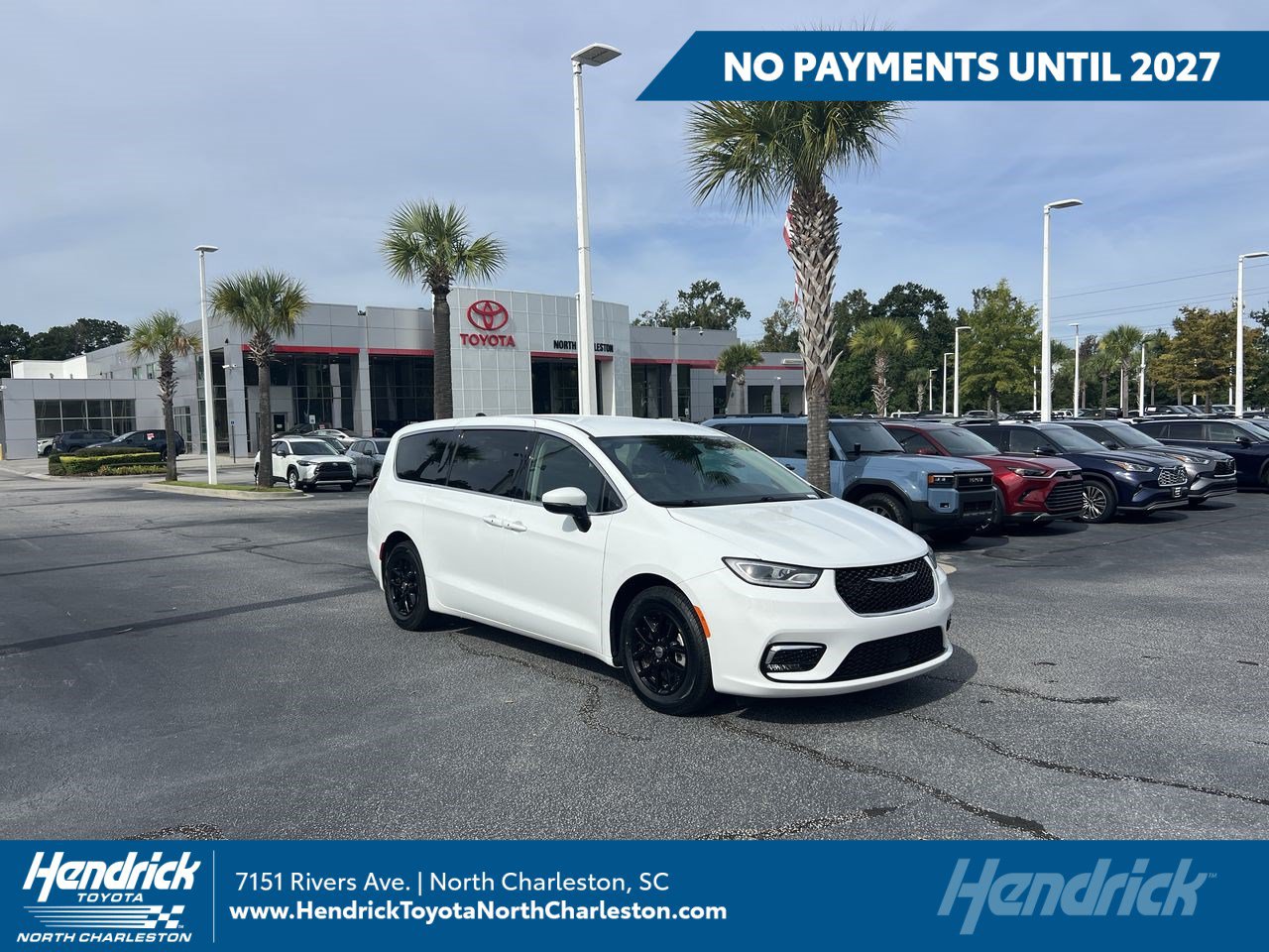 Used 2023 Chrysler Pacifica Touring-L FWD image 1