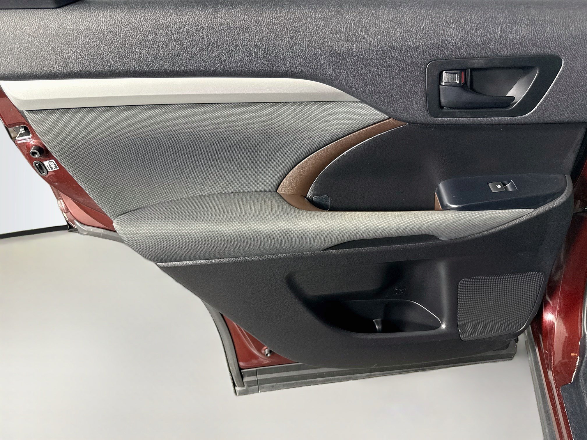 Used 2019 Toyota Highlander LE FWD image 25
