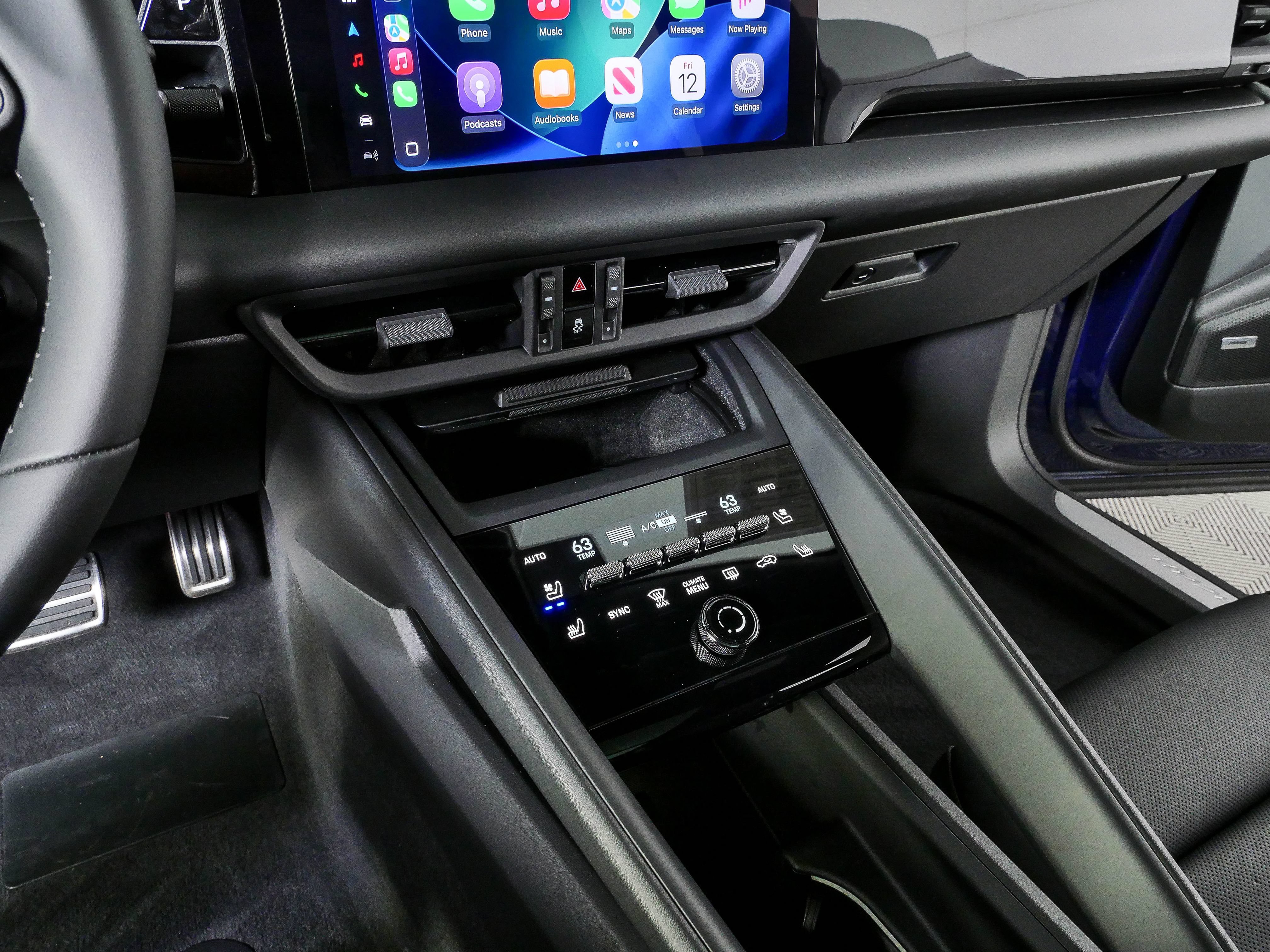 Certified 2025 Porsche Macan Electric RWD image 18