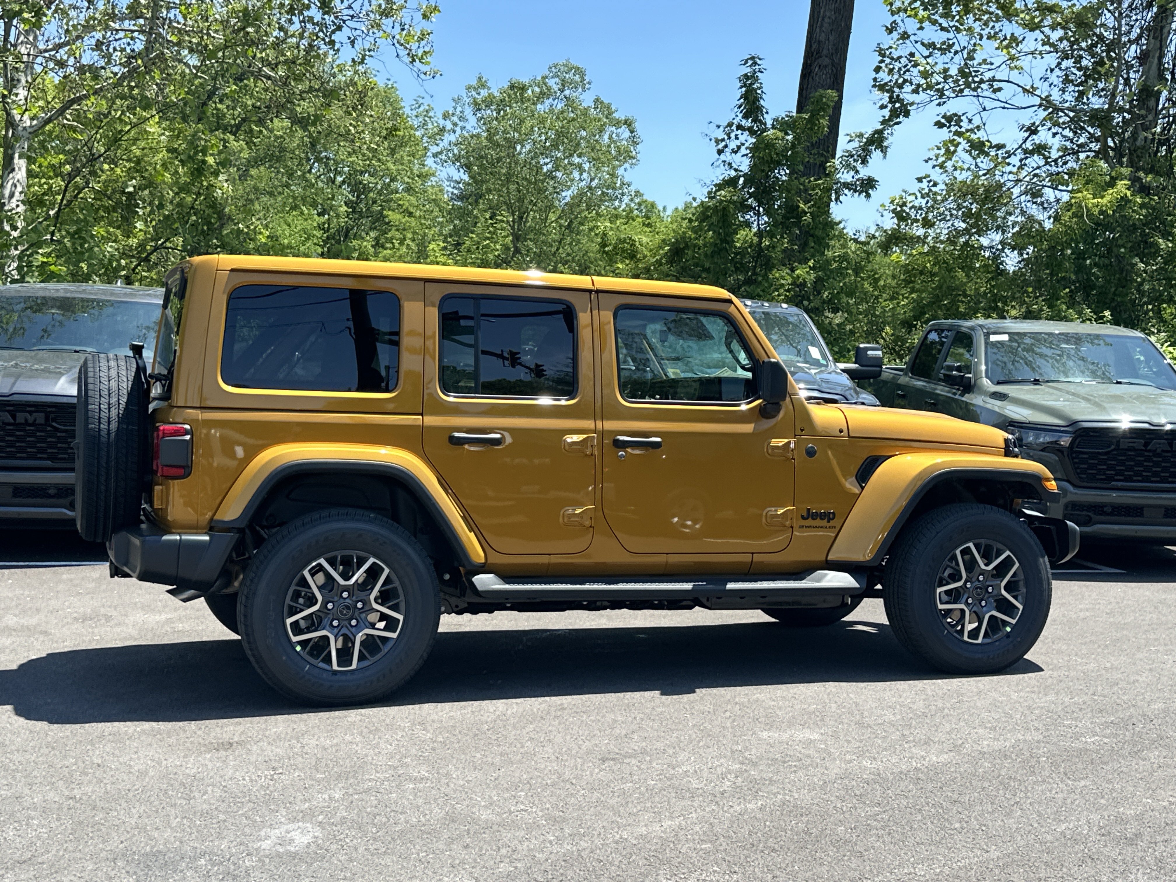 New 2026 Jeep Wrangler Unlimited Sahara w/ Safety Group AWD/4WD image 18