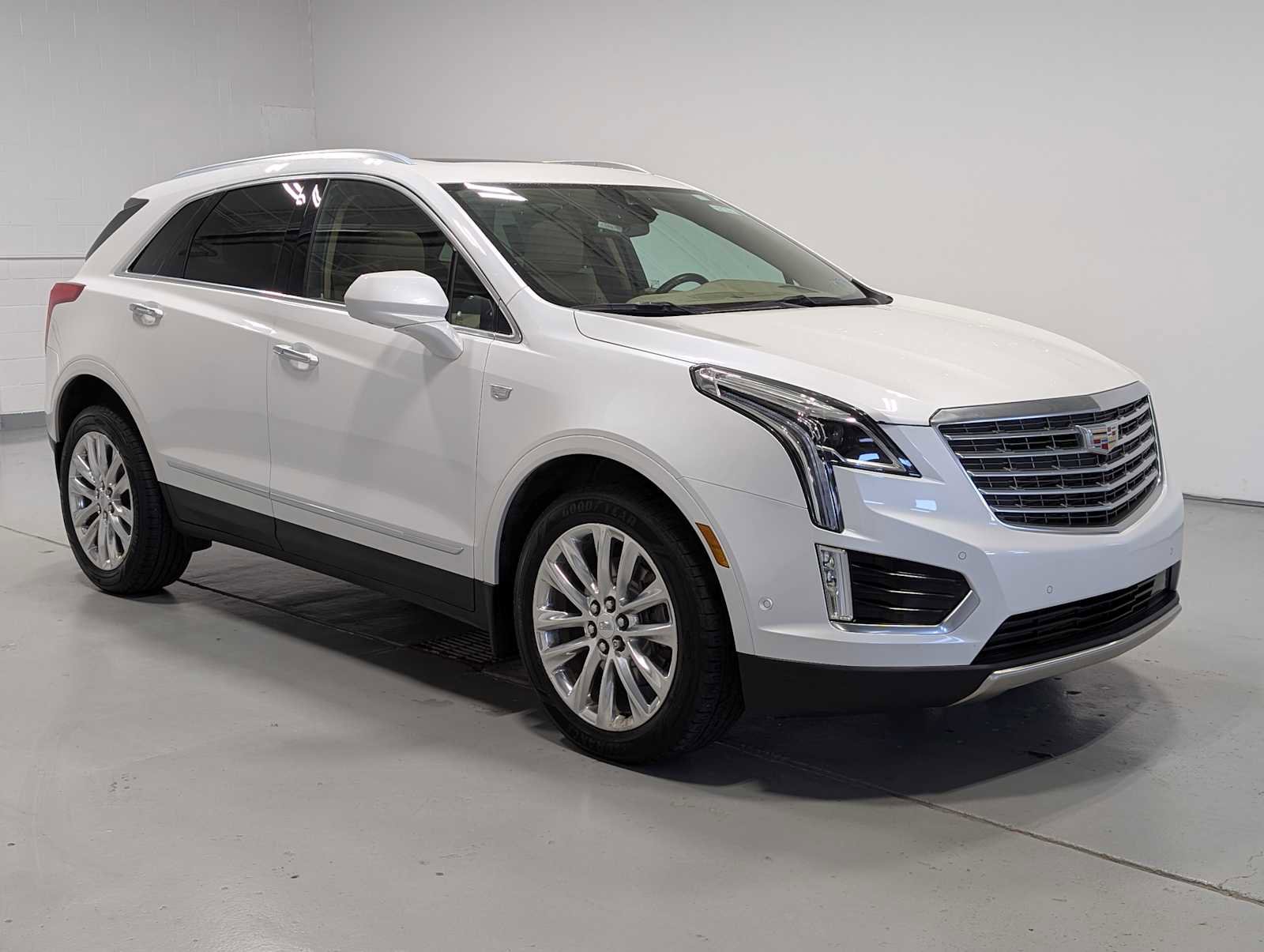 Used 2018 Cadillac XT5 Platinum w/ Driver Assist Package AWD/4WD image 8