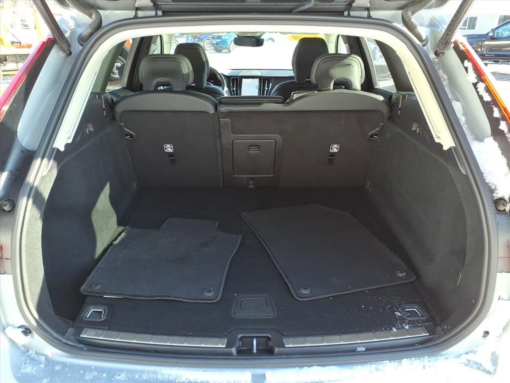 Used 2025 Volvo XC60 B5 Plus image 10