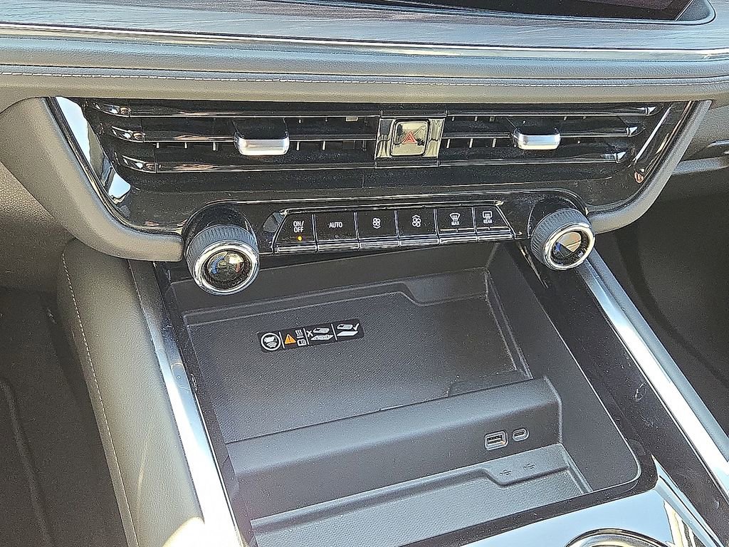 Used 2025 Chevrolet Suburban Z71 image 30