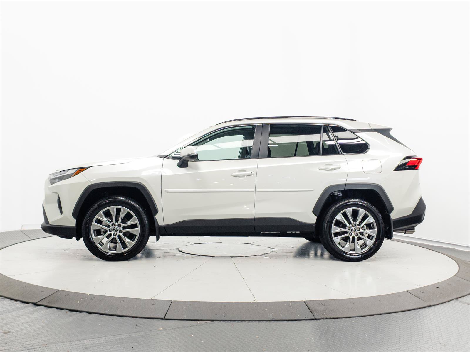 Certified 2022 Toyota RAV4 XLE Premium AWD/4WD image 10