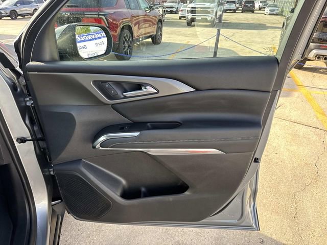 Used 2025 Chevrolet Traverse LT image 32
