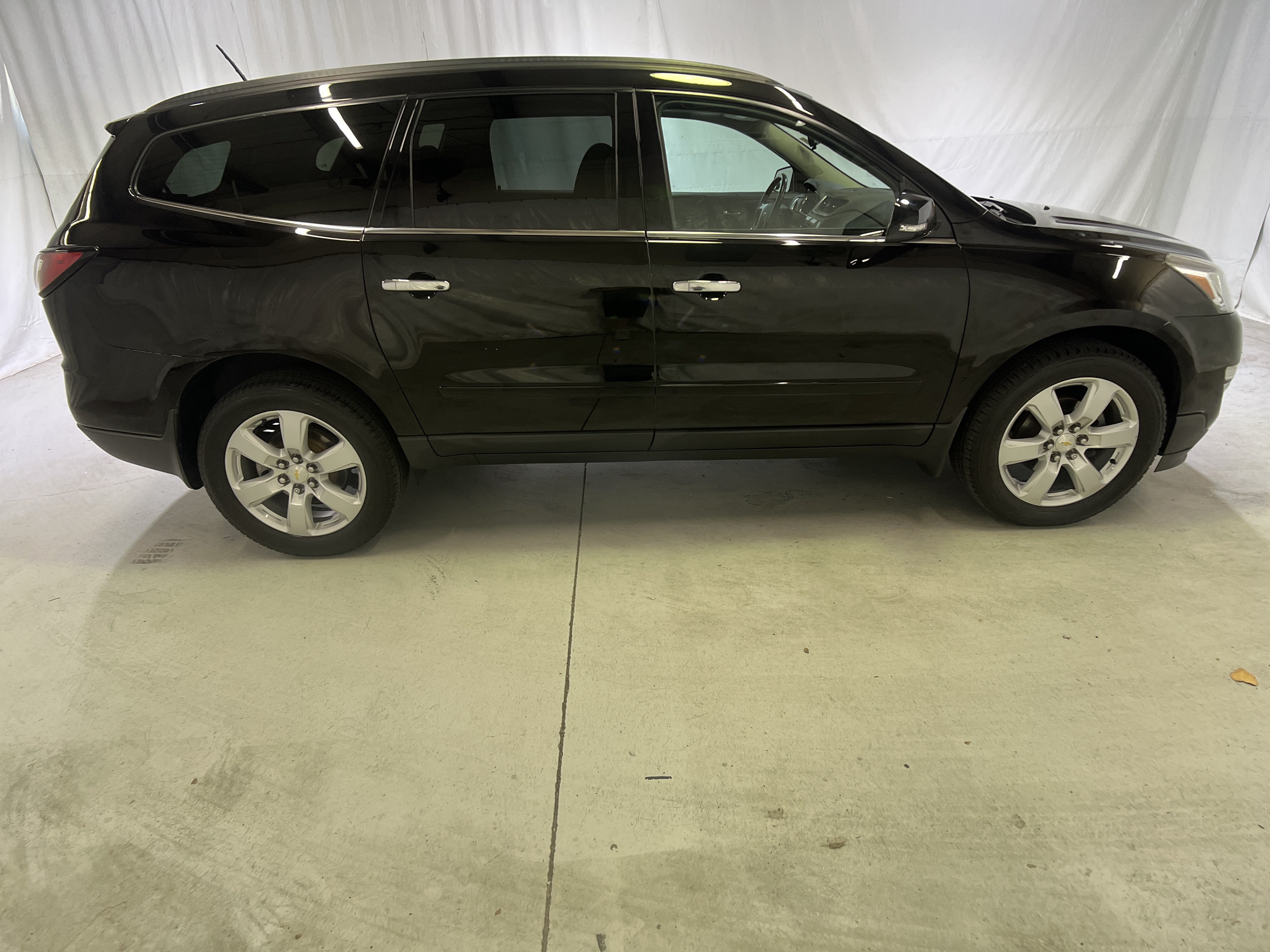 Used 2017 Chevrolet Traverse LT w/ Style and Technology Package FWD image 12
