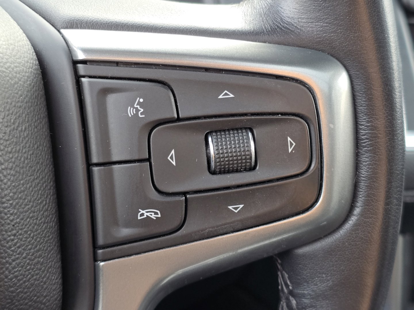 Used 2022 Chevrolet Suburban LT w/ LT Signature Plus Package image 15