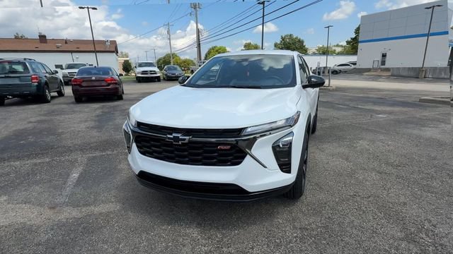 Certified 2025 Chevrolet Trax RS w/ Driver Confidence Package FWD image 3